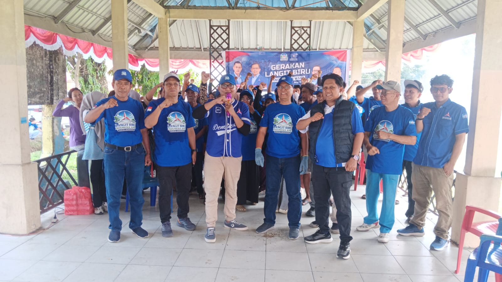 HUT Demokrat ke-25, DPC Lutra Bersih Lingkungan dan Bagikan 150 Paket Sembako