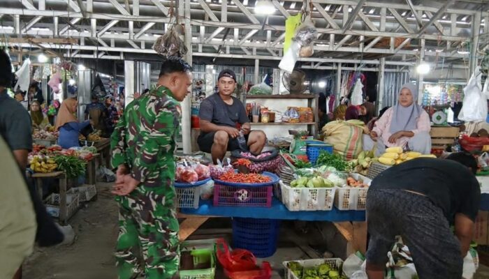 Babinsa Pantau Stok dan Harga Bahan Pokok di Pasar Lawawoi Sidrap