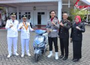 Ipda Ad’harianto Dihadiahi Motor Listrik Usai Pimpin Upacara HUT Ke-81 RI