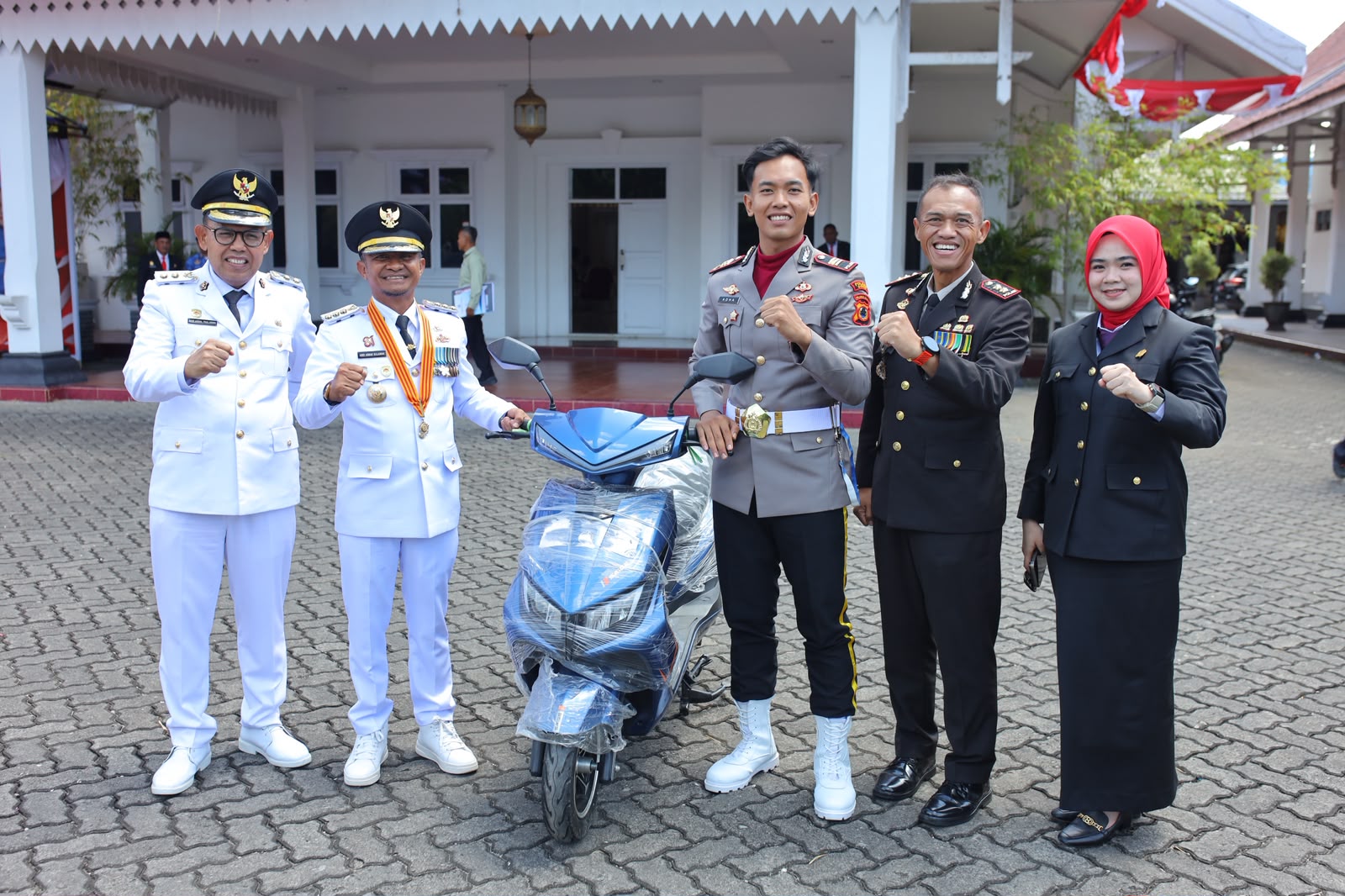 Ipda Ad’harianto Dihadiahi Motor Listrik Usai Pimpin Upacara HUT Ke-81 RI