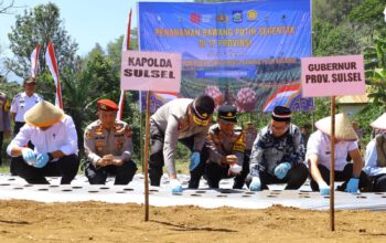 Kapolda Sulsel Tanam Bawang di Bonto Marannu, Bantaeng
