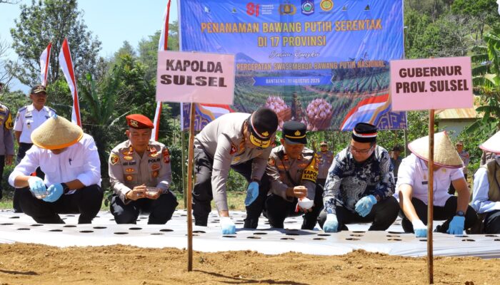Kapolda Sulsel Tanam Bawang di Bonto Marannu, Bantaeng