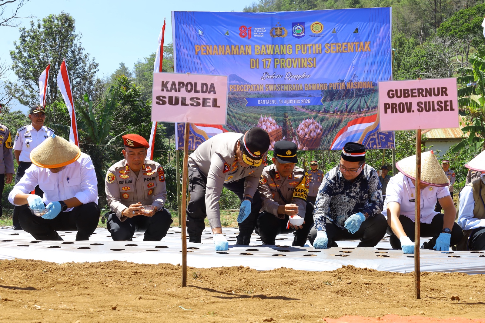 Kapolda Sulsel Tanam Bawang di Bonto Marannu, Bantaeng