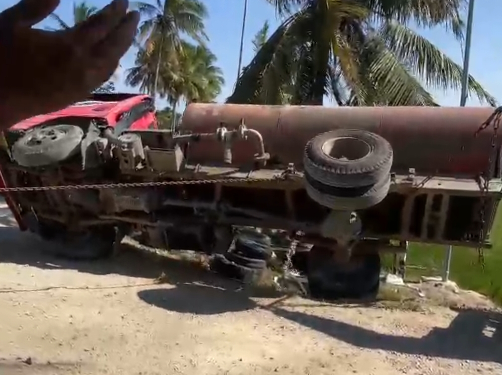 Mobil Damkar Sidrap Terbalik Usai Antar Air ke Sawah