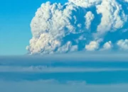 Abu Vulkanik Anak Krakatau Tembus 7.000 Kaki