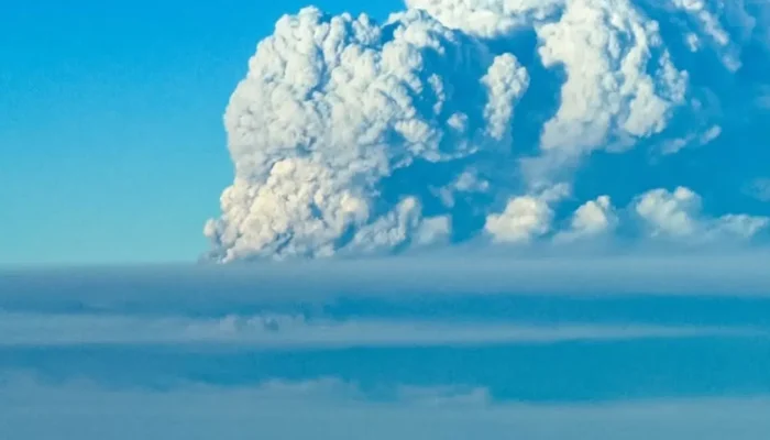Abu Vulkanik Anak Krakatau Tembus 7.000 Kaki