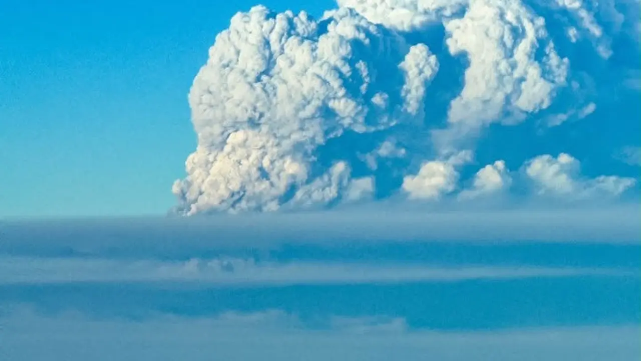 Abu Vulkanik Anak Krakatau Tembus 7.000 Kaki