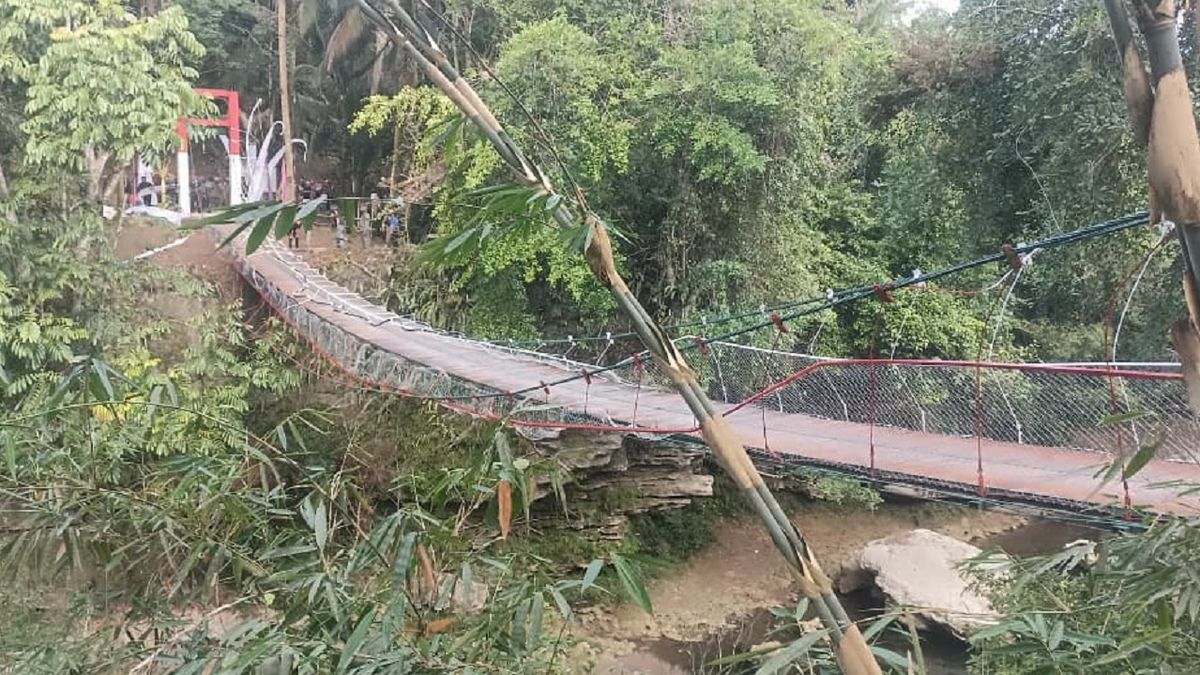 Baru Diresmikan, Jembatan Pongpet Anjlok Saat Dilintasi Bupati Pangandaran dan Puluhan Warga