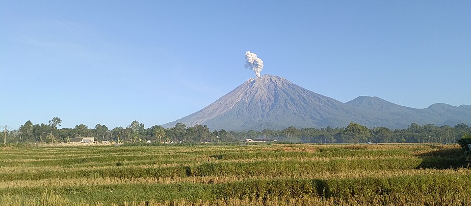 Empat Gunung Api Erupsi di Hari yang Sama, Saling Berhubungan?