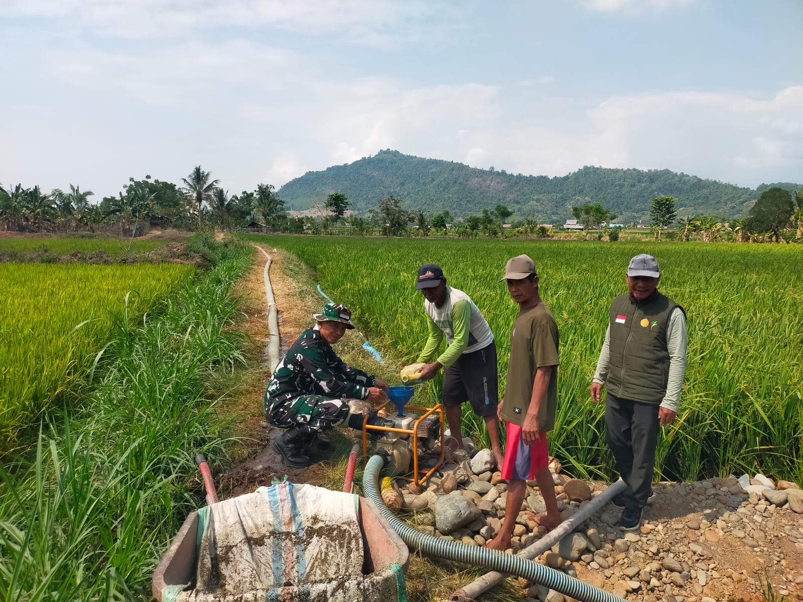 Koramil Walenrang Bantu Petani Luwu Atasi Krisis Air