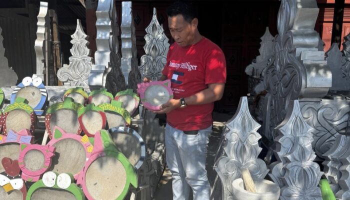 Pemuda Allakuang Raup Omzet Puluhan Juta dari Bisnis Batu Cobe dan Lesung