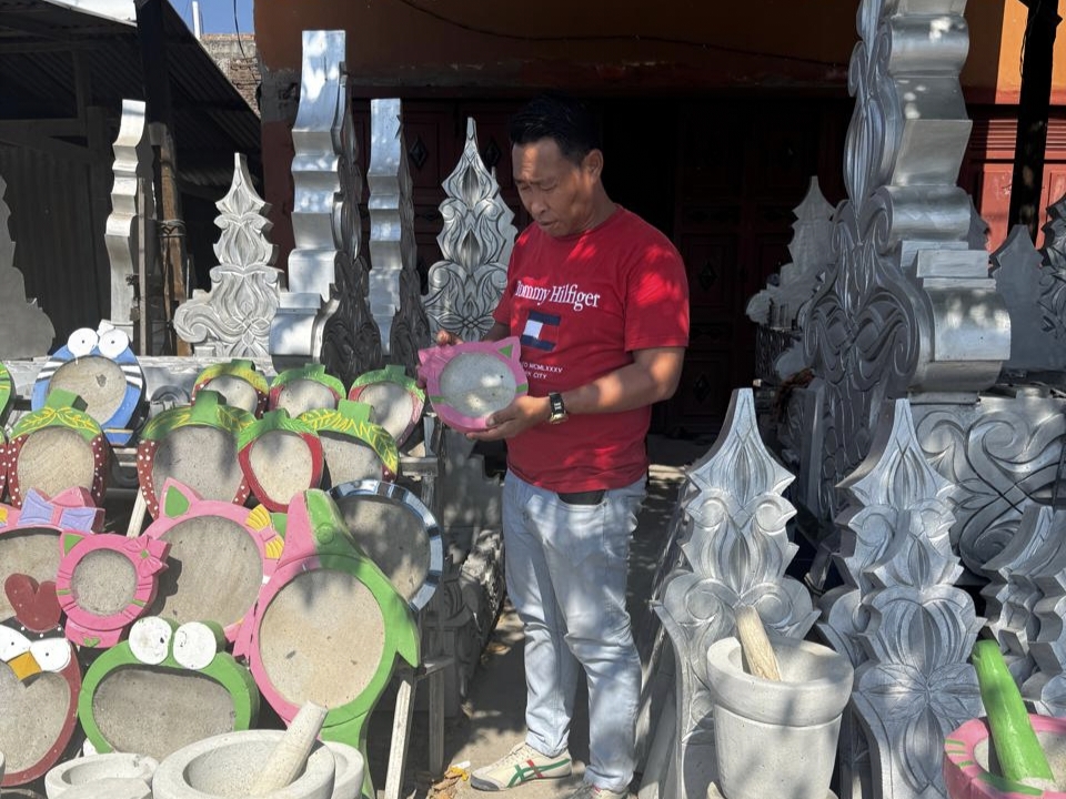 Pemuda Allakuang Raup Omzet Puluhan Juta dari Bisnis Batu Cobe dan Lesung
