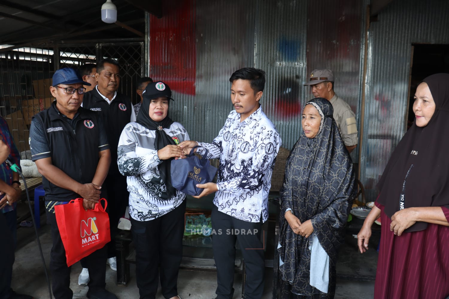Wabup Sidrap Nurkanaah Serahkan Santunan untuk Korban Kebakaran di Teteaji