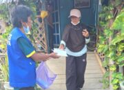 Warga 20 Desa Lingkar Tambang Bagikan Masker dan Semprot Jalan