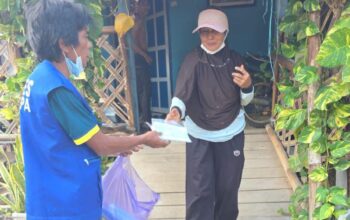 Warga 20 Desa Lingkar Tambang Bagikan Masker dan Semprot Jalan