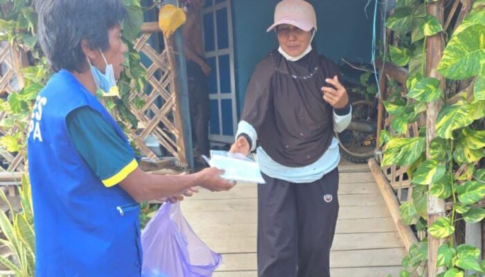 Warga 20 Desa Lingkar Tambang Bagikan Masker dan Semprot Jalan