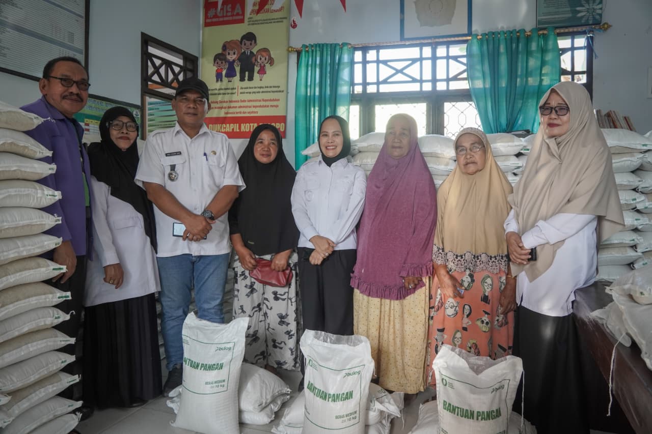 Naili Trisal Salurkan Bantuan Beras CPPD untuk Ribuan Warga Palopo