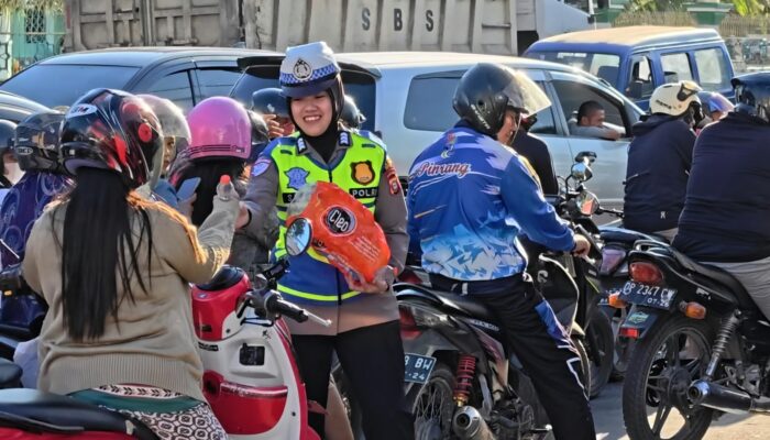 Polantas Sidrap Bagikan Air Minum kepada Pengendara yang Antre BBM