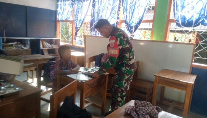 Babinsa Kodim 1420/Sidrap Dampingi Penyaluran Makan Bergizi Gratis