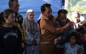 Bupati Sidrap Serahkan Bantuan kepada Korban Kebakaran di Kalosi Alau Bupati Sidrap Serahkan Bantuan kepada Korban Kebakaran di Kalosi Alau