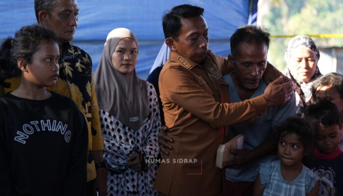 Bupati Sidrap Serahkan Bantuan kepada Korban Kebakaran di Kalosi Alau
