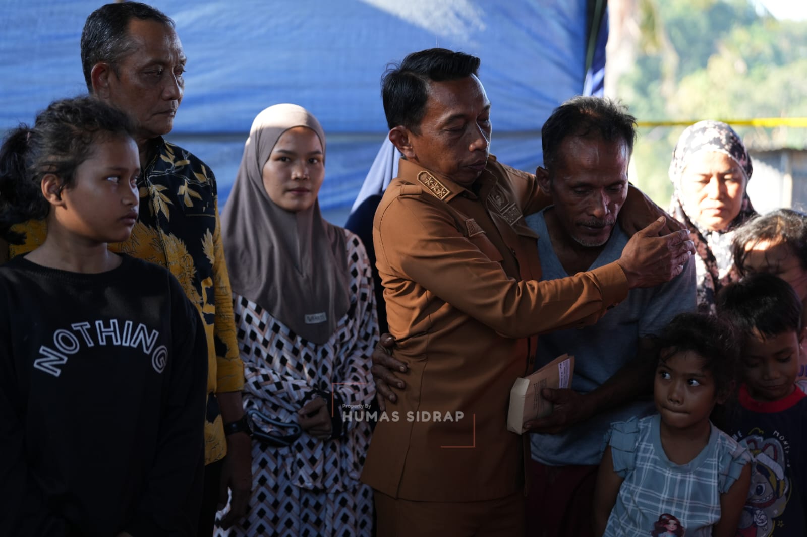 Bupati Sidrap Serahkan Bantuan kepada Korban Kebakaran di Kalosi Alau