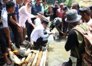 Hadiri Mappabaje’ dan Mappajala, Bupati Bone Salurkan 8.000 Benih Ikan