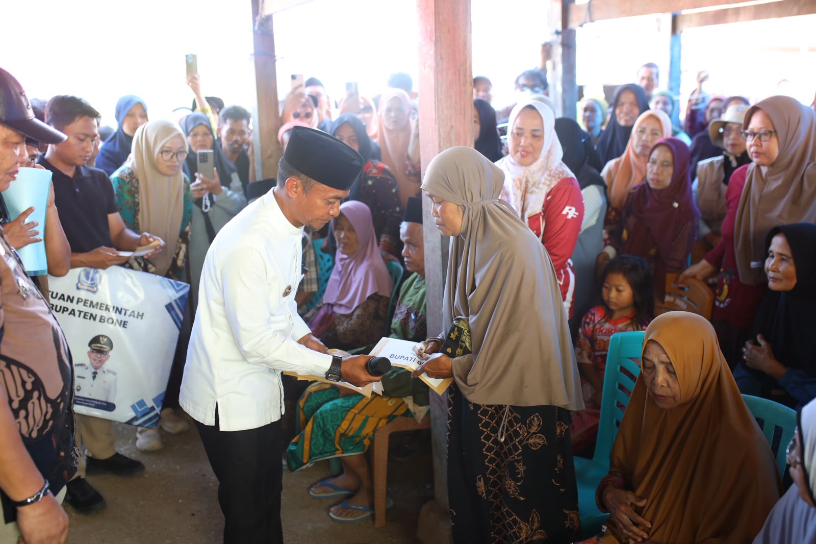 13 Korban Kebakaran di Bone Terima Bantuan Rp165 Juta