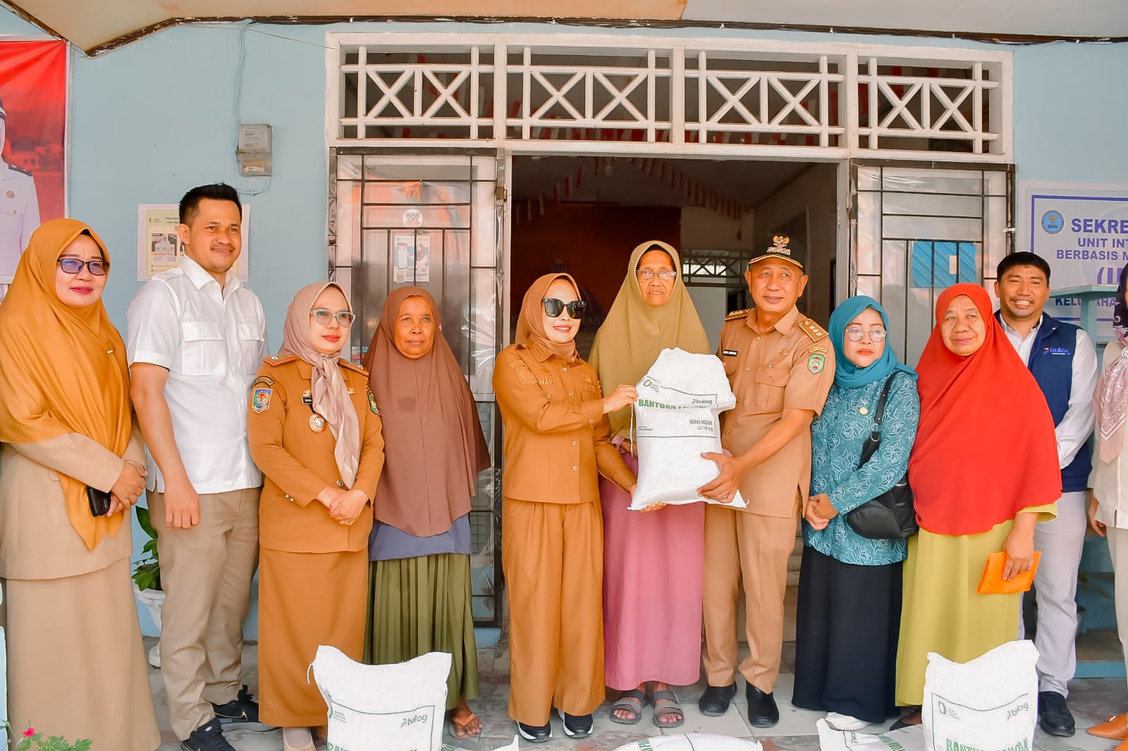 Wali Kota Palopo Salurkan Bantuan Pangan Beras di Wara Utara