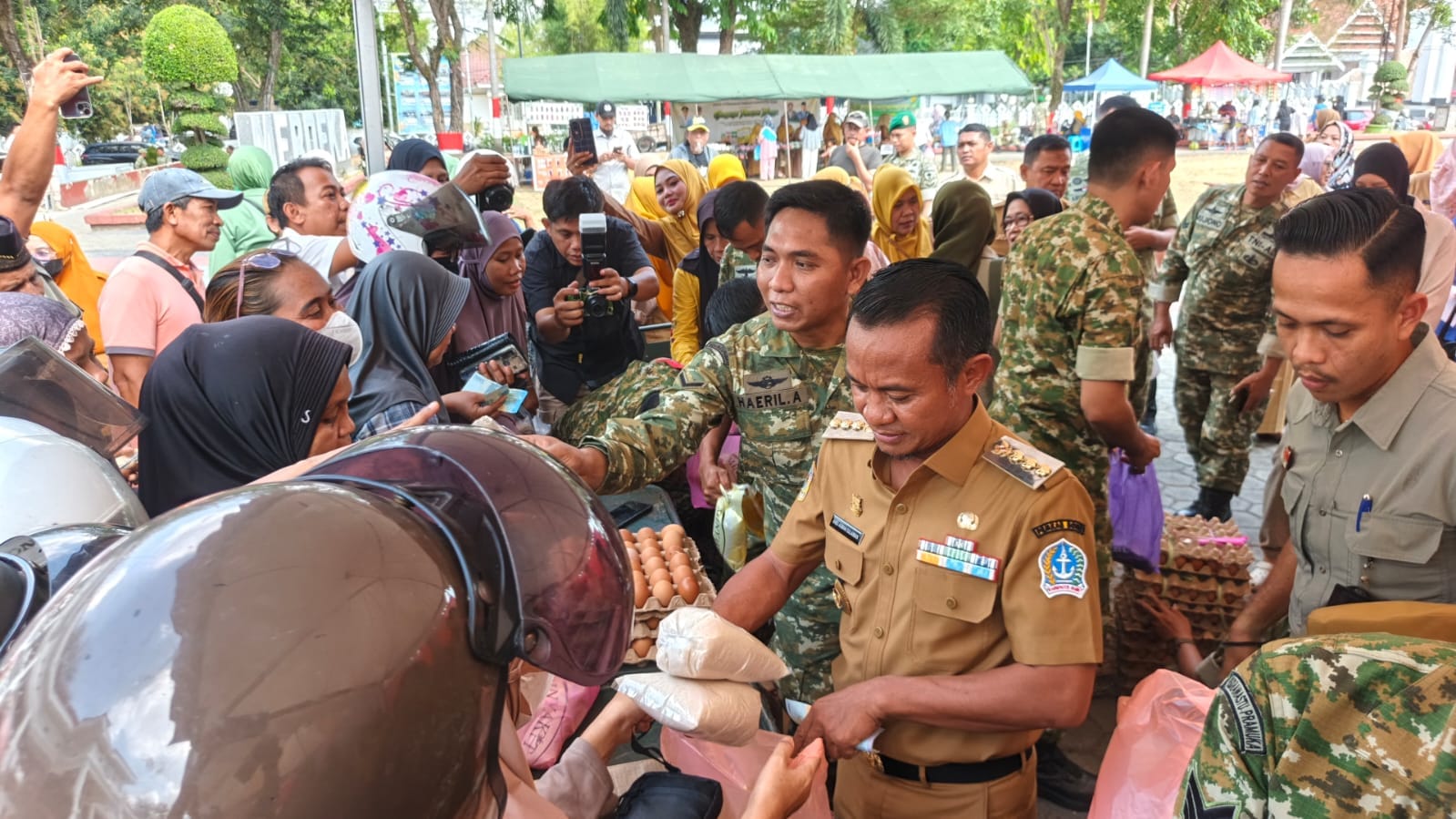 HUT Ke-81 TNI, Bupati Bone Borong Produk UMKM di Lapangan Merdeka