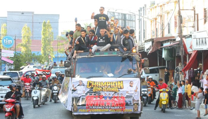 Ribuan Warga Bone Arak Trofi Piala Gubernur Sulsel 2026 Keliling Watampone