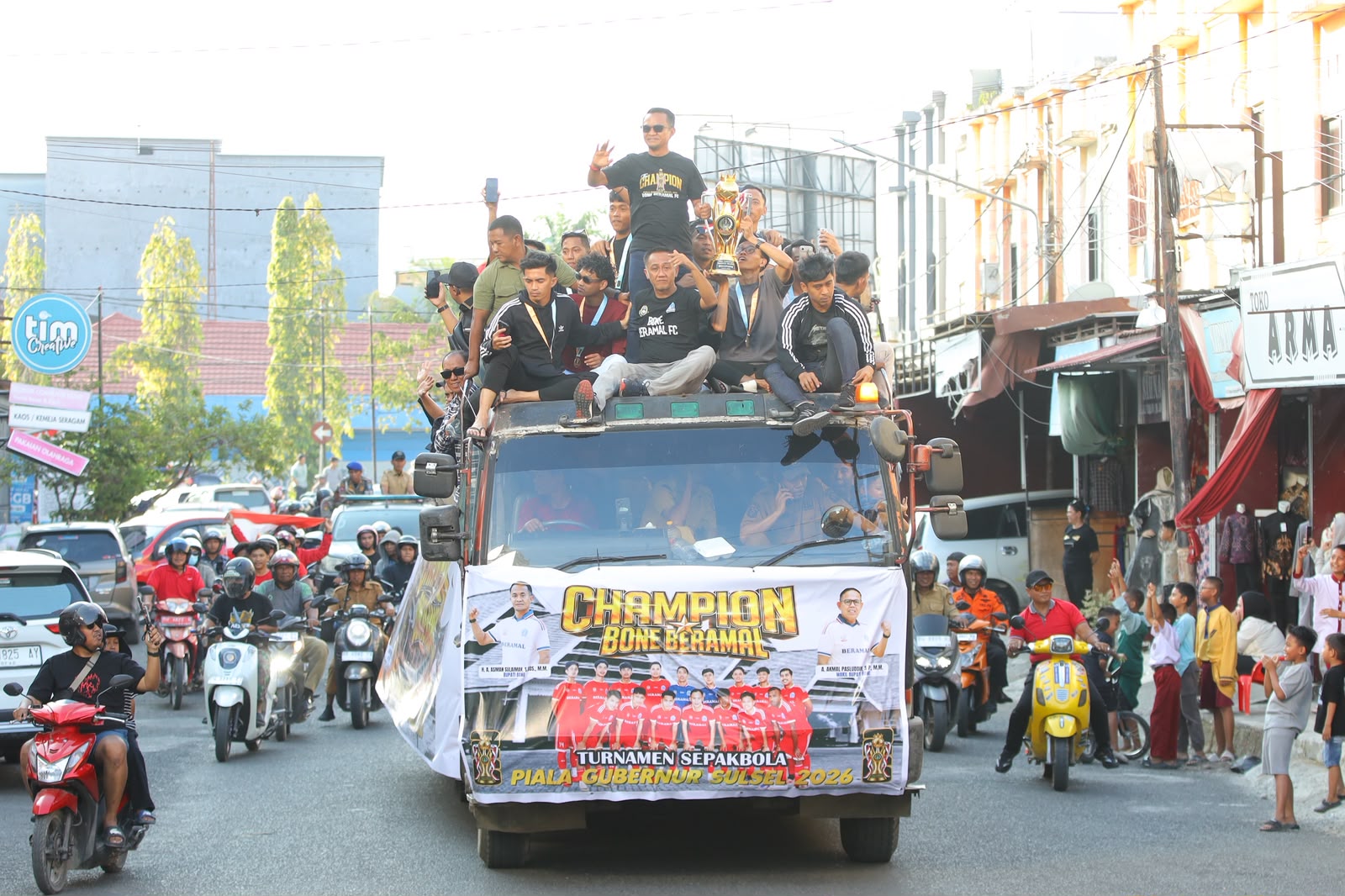 Ribuan Warga Bone Arak Trofi Piala Gubernur Sulsel 2026 Keliling Watampone