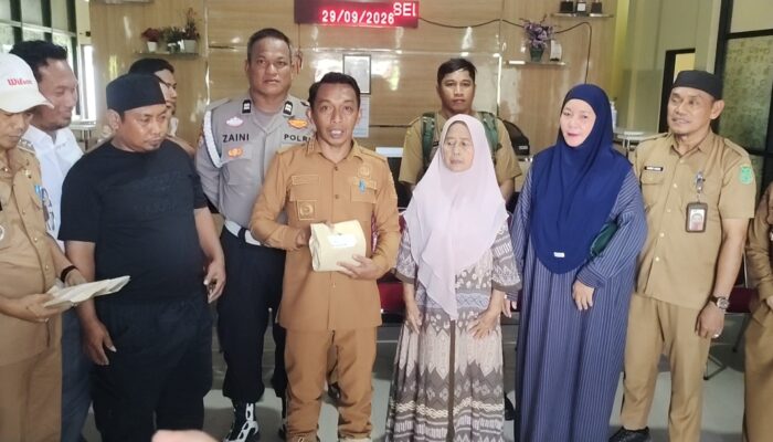 Bupati Sidrap Serahkan Bantuan kepada Tiga Warga Teteaji Korban Kebakaran