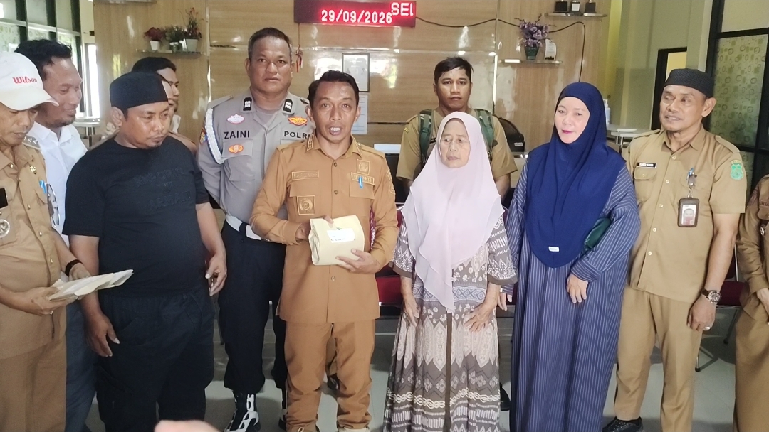 Bupati Sidrap Serahkan Bantuan kepada Tiga Warga Teteaji Korban Kebakaran