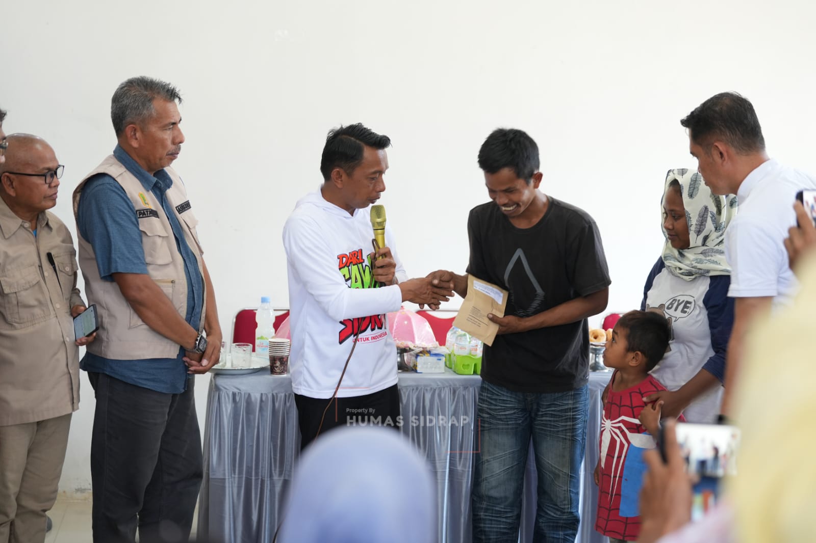 Rumah Ludes Terbakar, Warga Bilokka Terima Bantuan Langsung dari Bupati Sidrap
