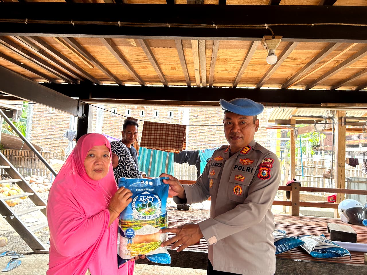 Hari Jadi ke-24 Propam, Polres Sidrap Salurkan Bantuan Beras kepada Warga Kanie