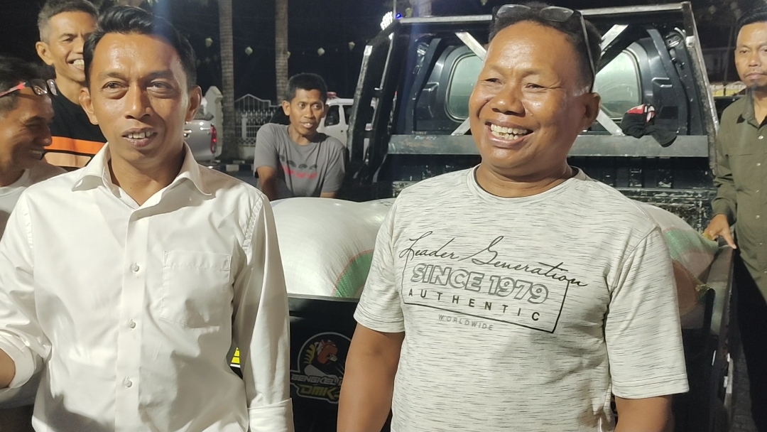 Panen 161 Karung Gabah, Petani Tallumae Bawa Hasil Panen ke Rujab Bupati Sidrap
