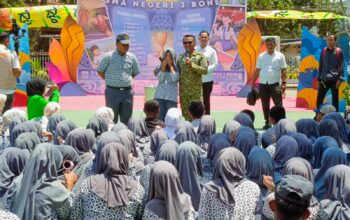 Dua Pelajar Yatim Piatu SMAN 3 Bone Terima Bantuan Motor Listrik dari Bupati