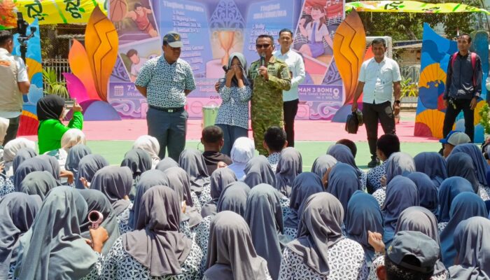 Dua Pelajar Yatim Piatu SMAN 3 Bone Terima Bantuan Motor Listrik dari Bupati