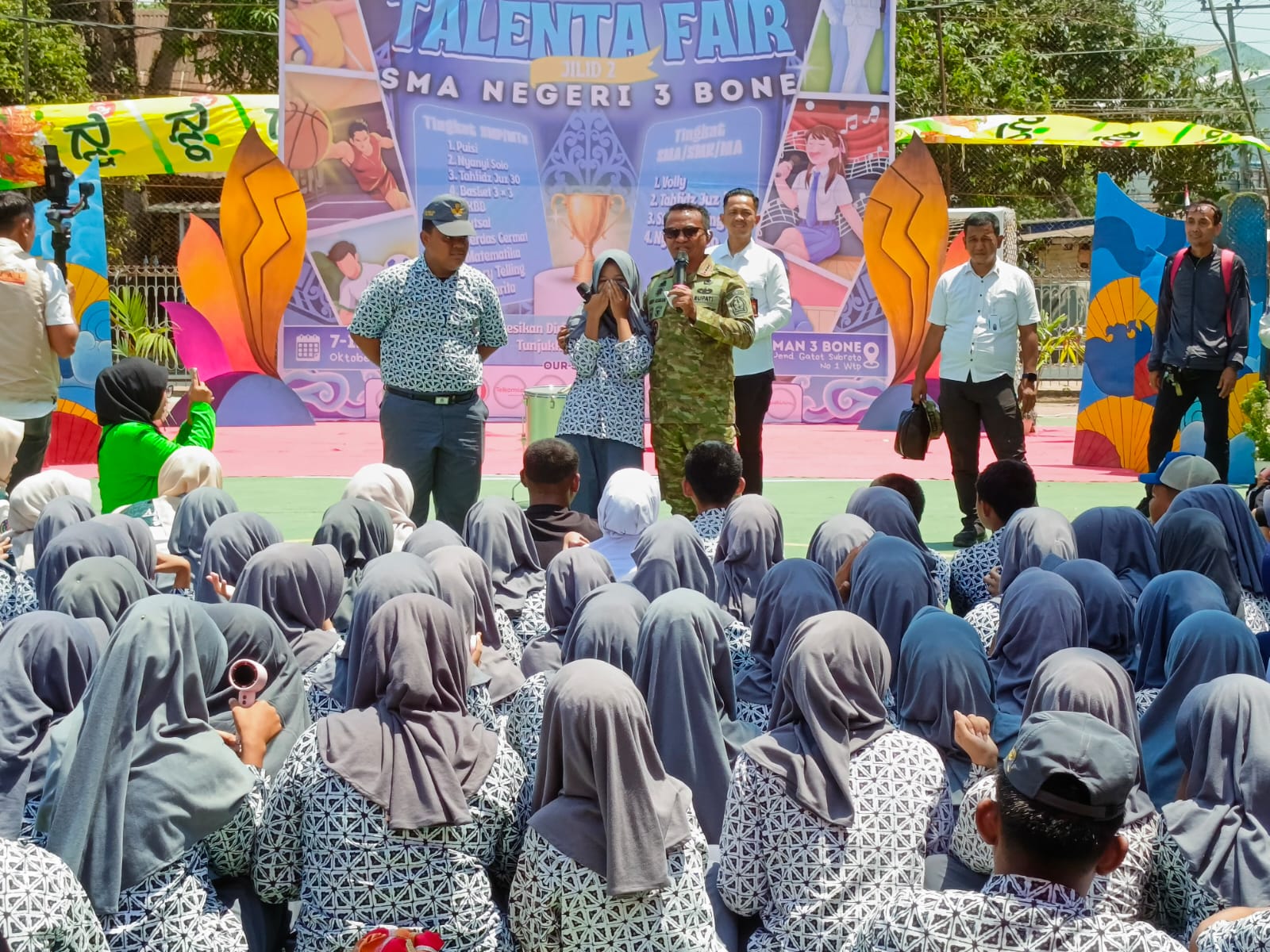 Dua Pelajar Yatim Piatu SMAN 3 Bone Terima Bantuan Motor Listrik dari Bupati