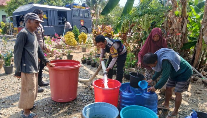 Polres Luwu Salurkan Air Bersih di Desa Cumpu Utara